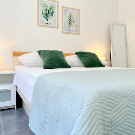 Rab City Apartment Greeny Rab Town Bagian luar foto