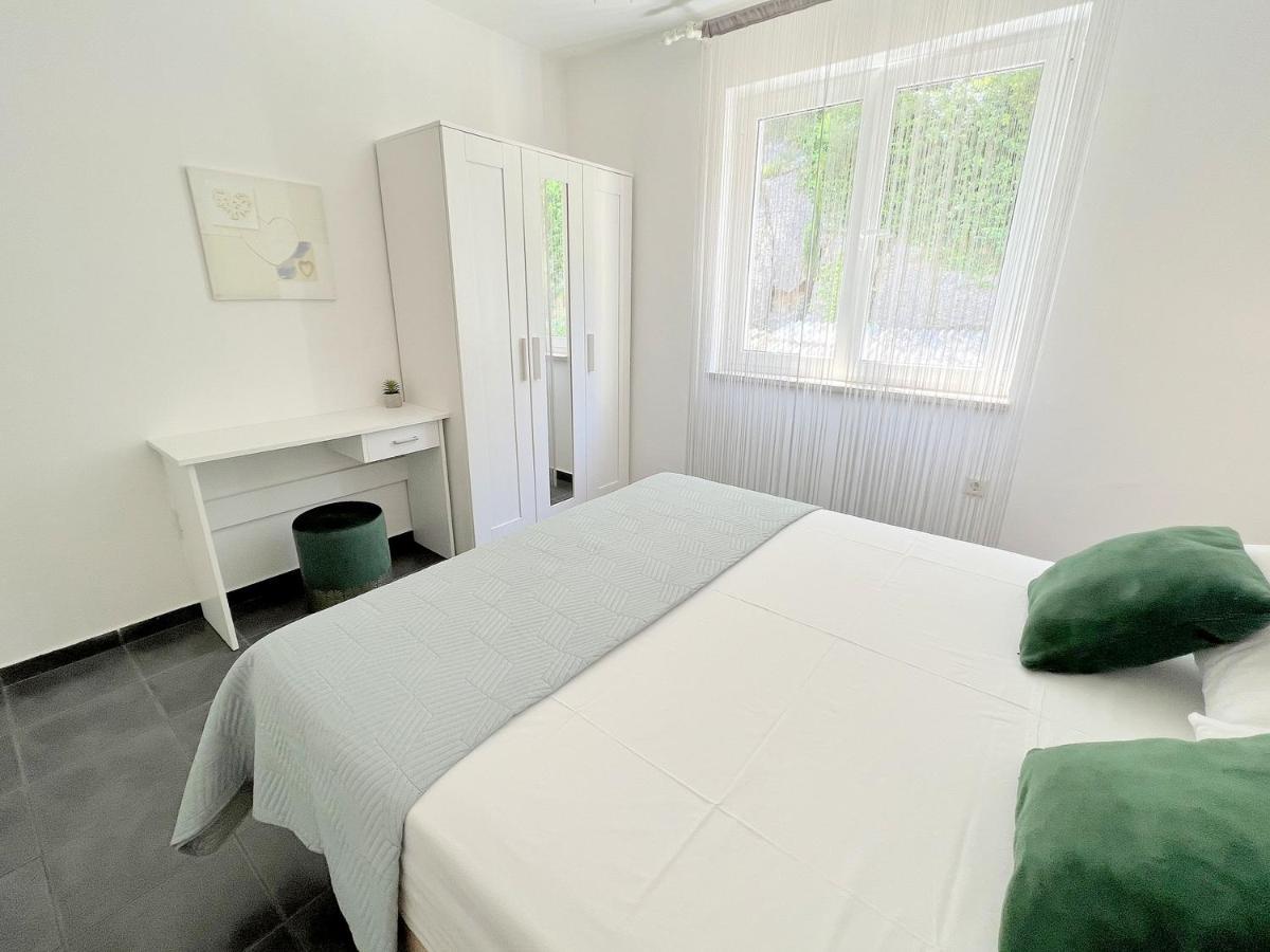 Rab City Apartment Greeny Rab Town Bagian luar foto