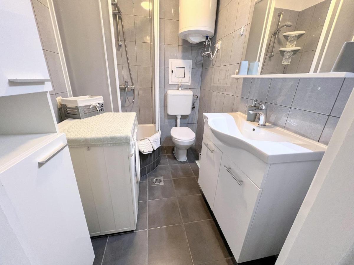 Rab City Apartment Greeny Rab Town Bagian luar foto