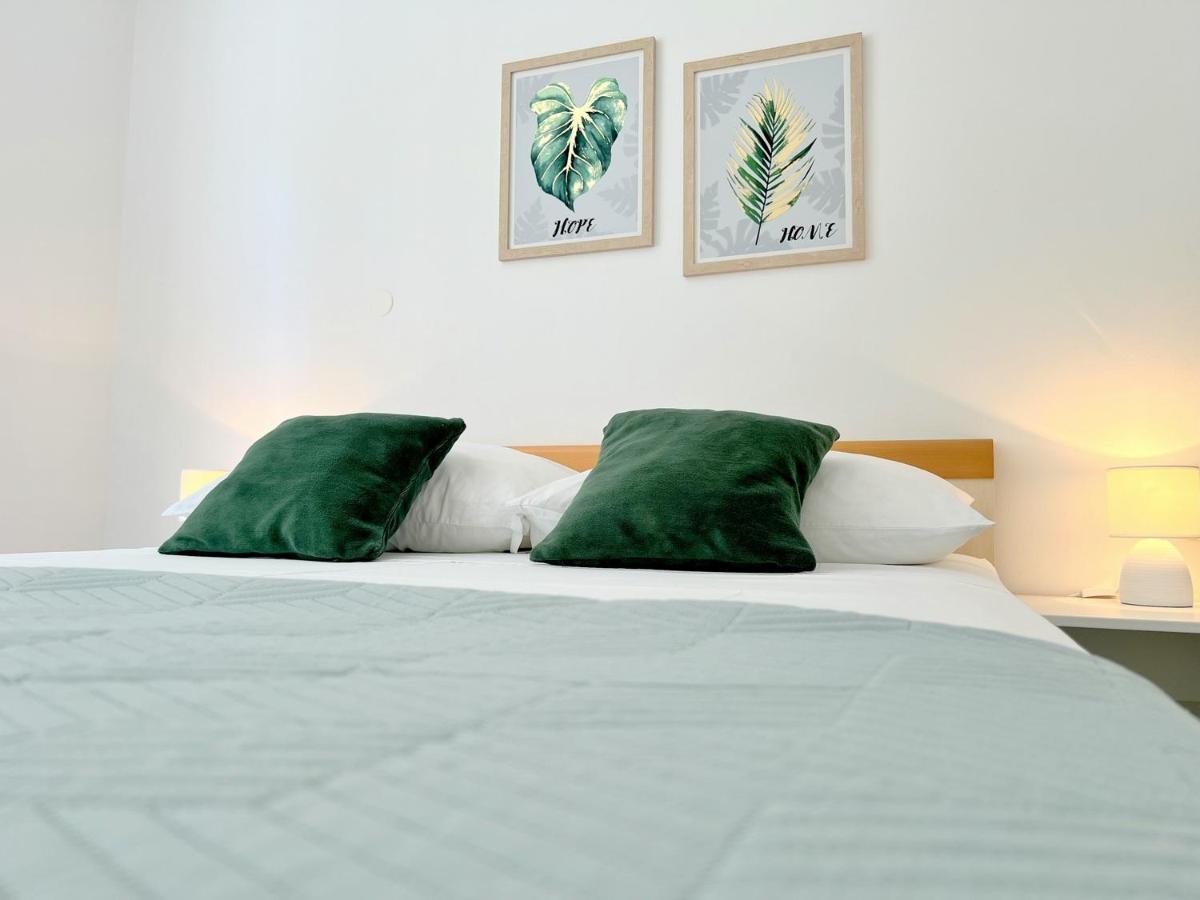 Rab City Apartment Greeny Rab Town Bagian luar foto
