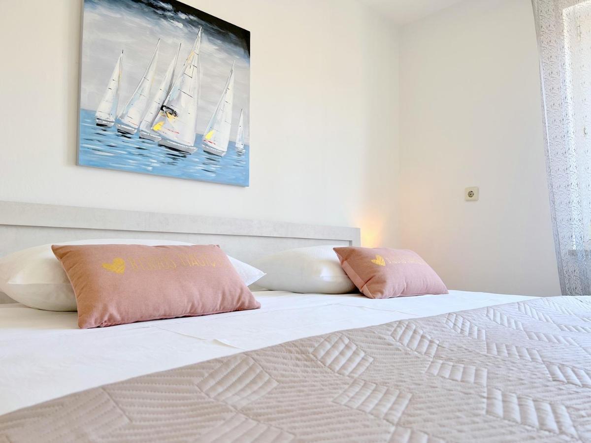 Rab City Apartment Greeny Rab Town Bagian luar foto