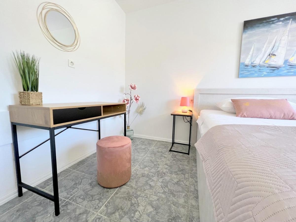 Rab City Apartment Greeny Rab Town Bagian luar foto