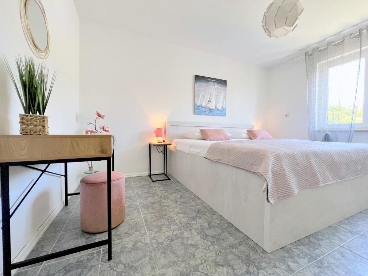 Rab City Apartment Greeny Rab Town Bagian luar foto